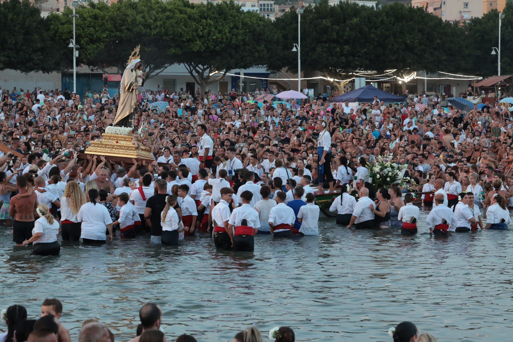 La Virgen del Carmen se embarca en la playa de El Palo