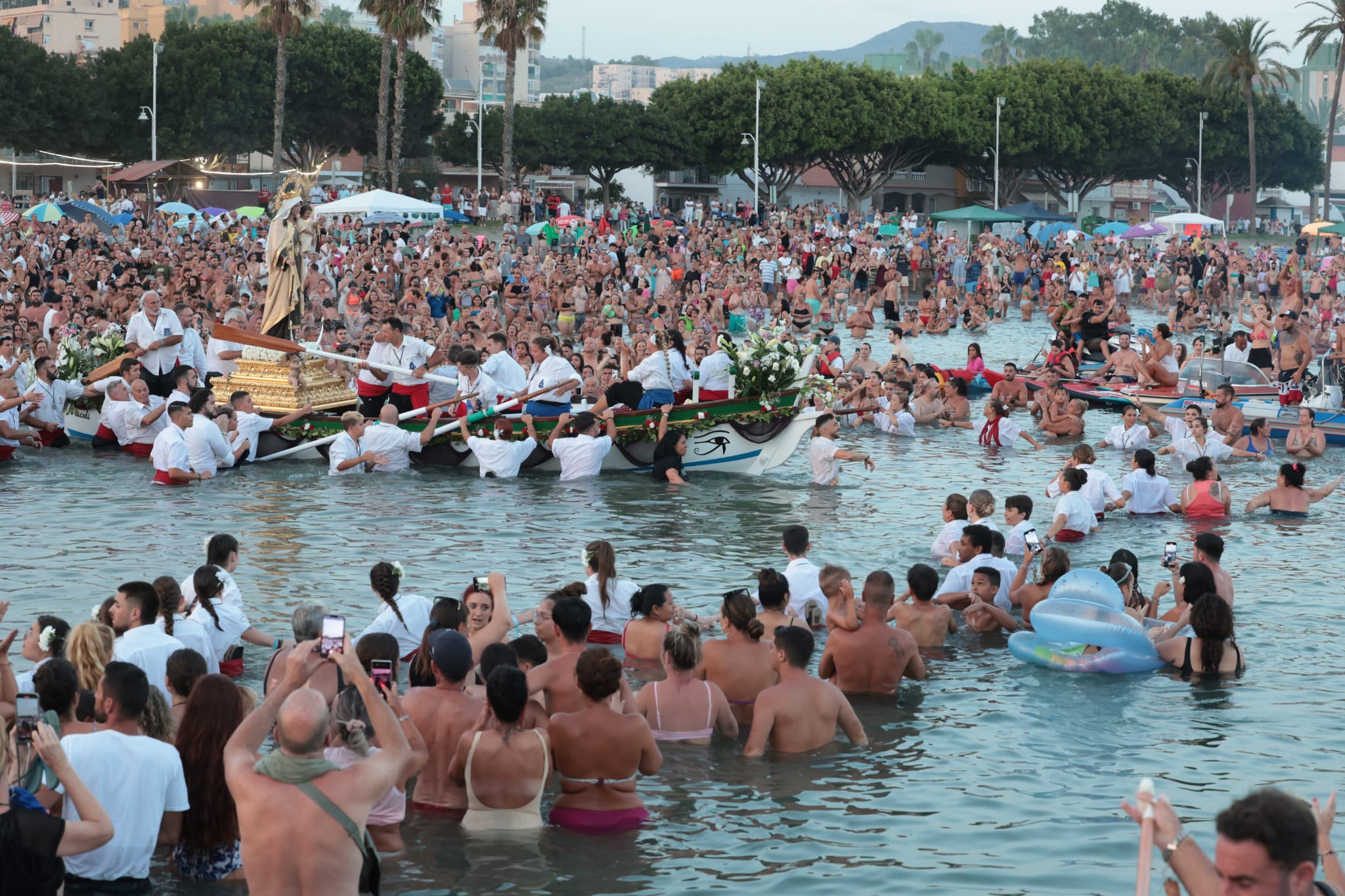 La Virgen del Carmen se embarca en la playa de El Palo