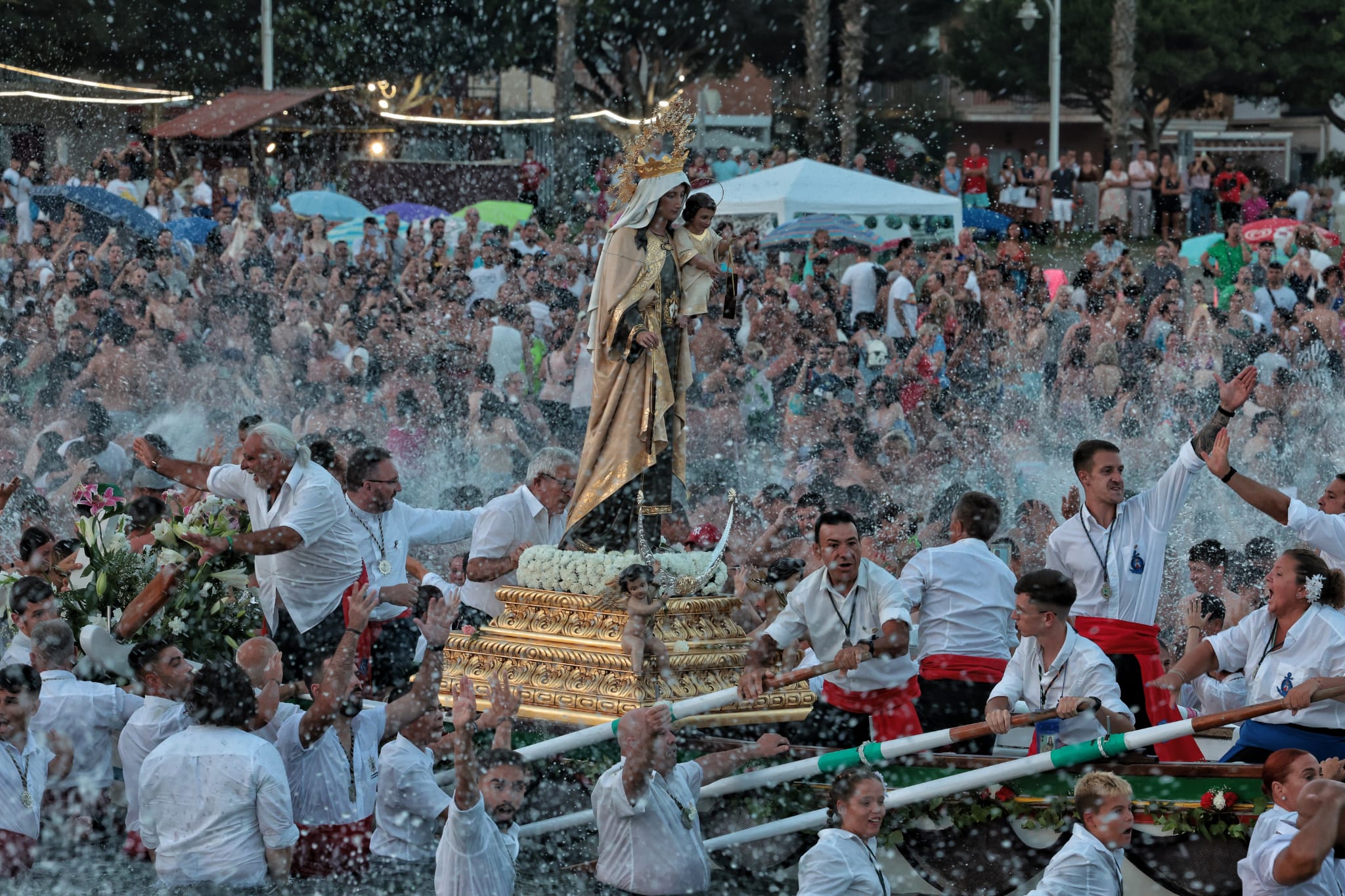 La Virgen del Carmen se embarca en la playa de El Palo