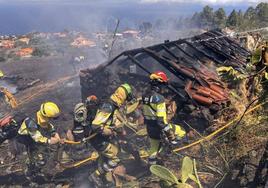Medios aéreos de Málaga participan en las labores de extinción del incendio de La Palma