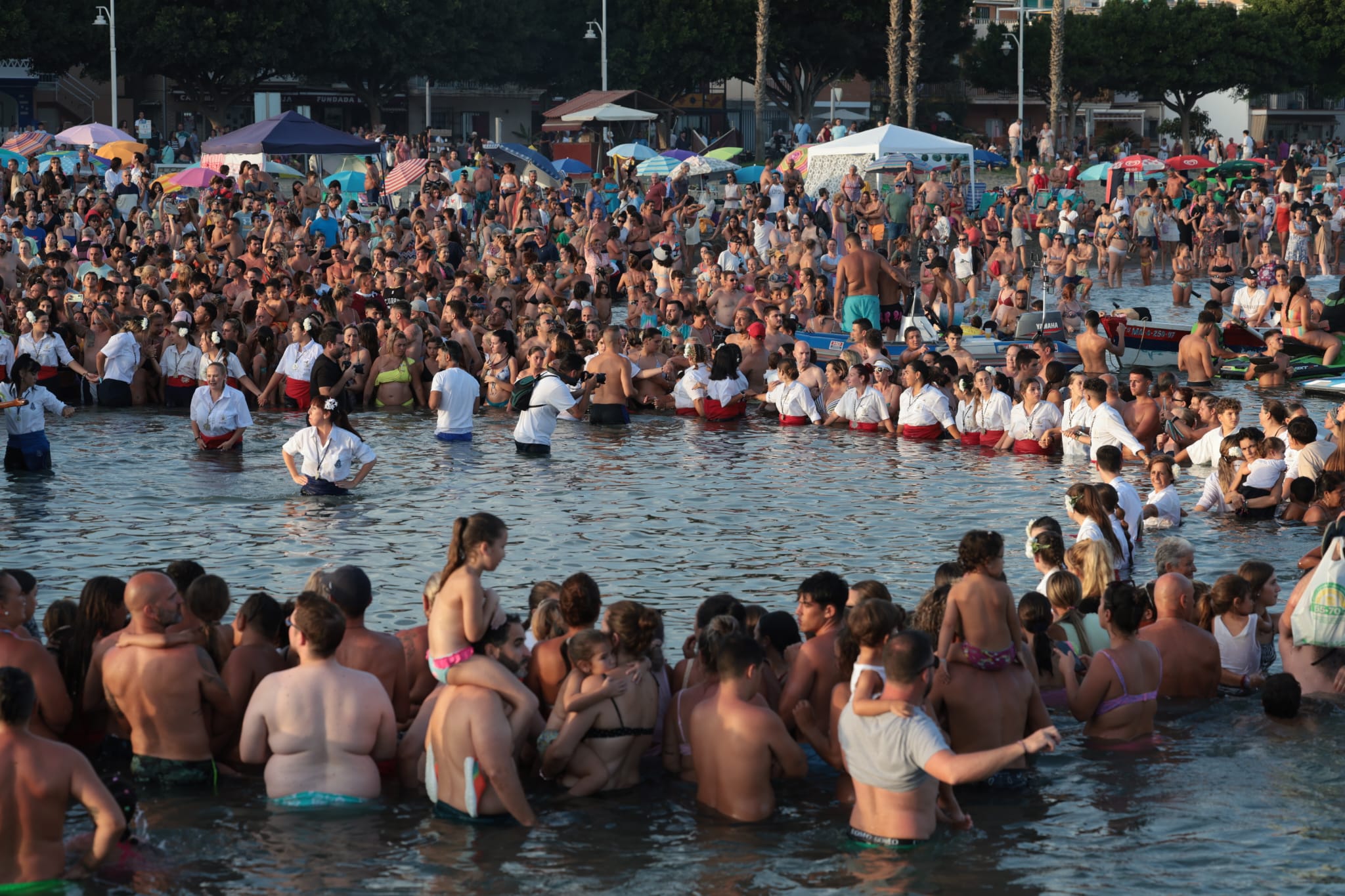 Cientos de devotos esperan en el agua a la Virgen del Carmen en El Palo.