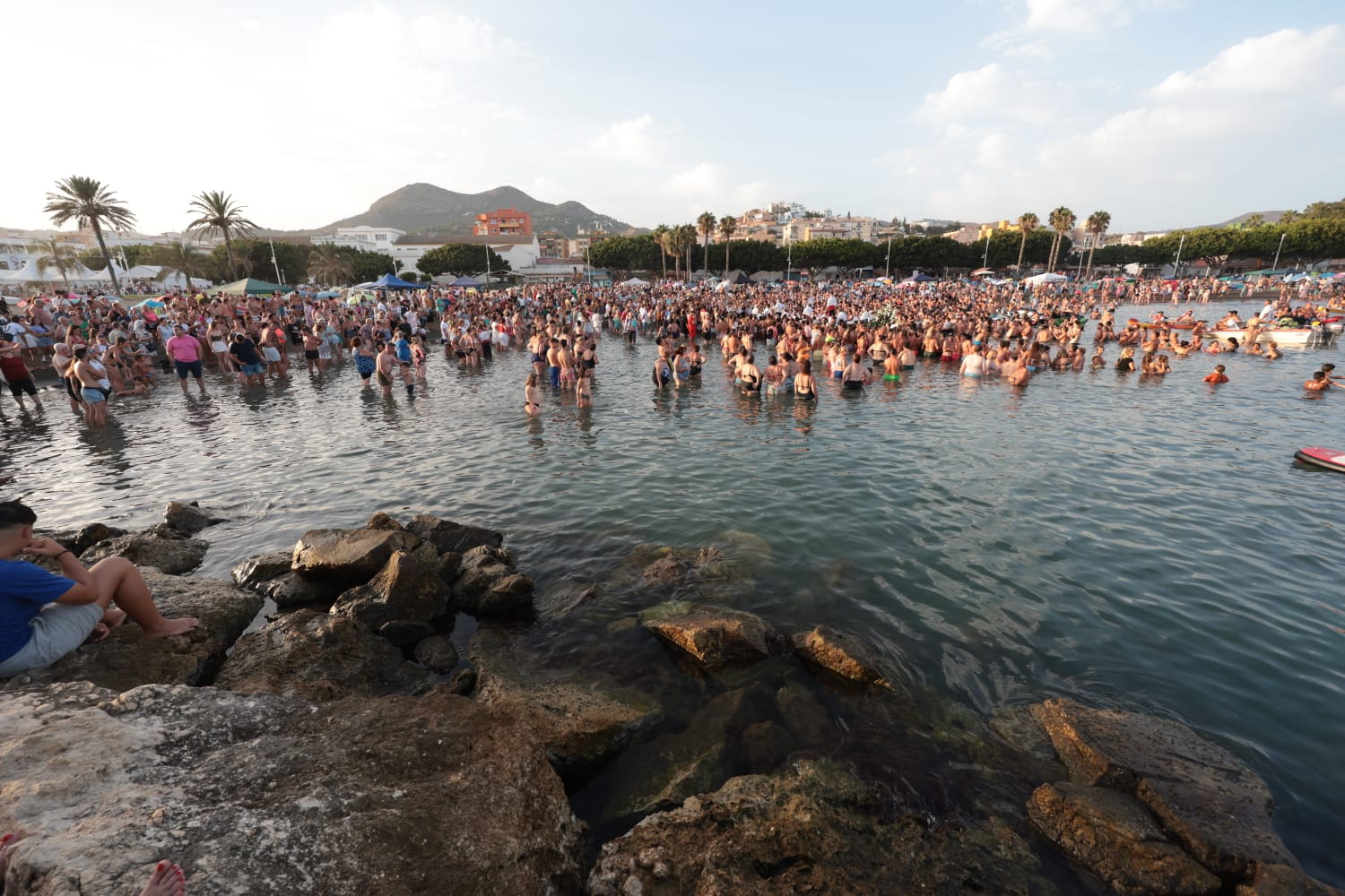 Cientos de devotos esperan en el agua a la Virgen del Carmen en El Palo.