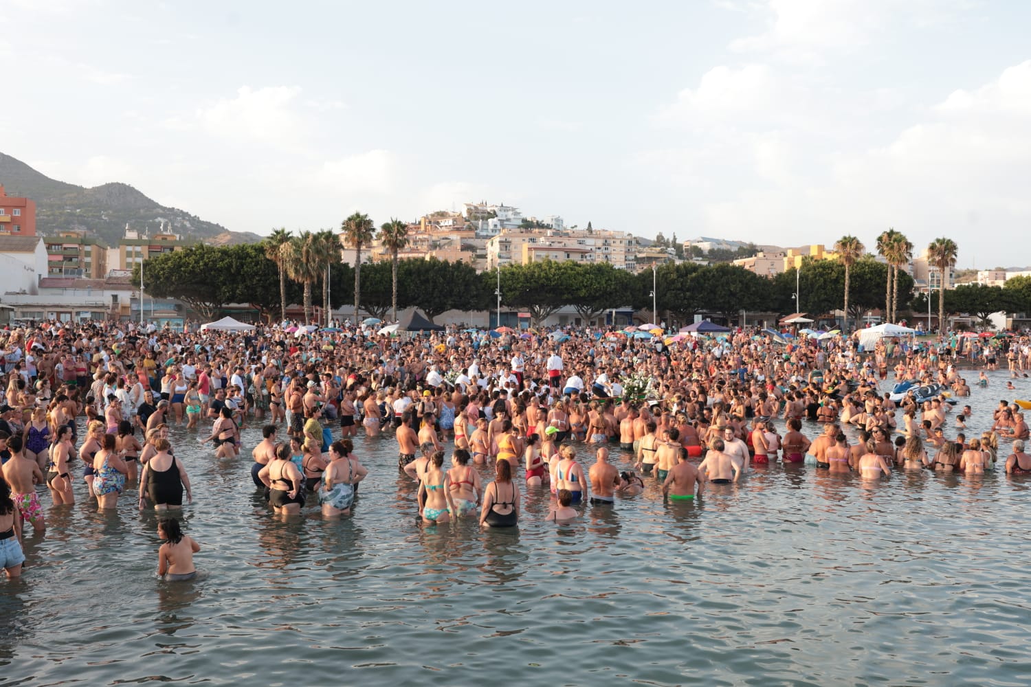 Cientos de devotos esperan en el agua a la Virgen del Carmen en El Palo.