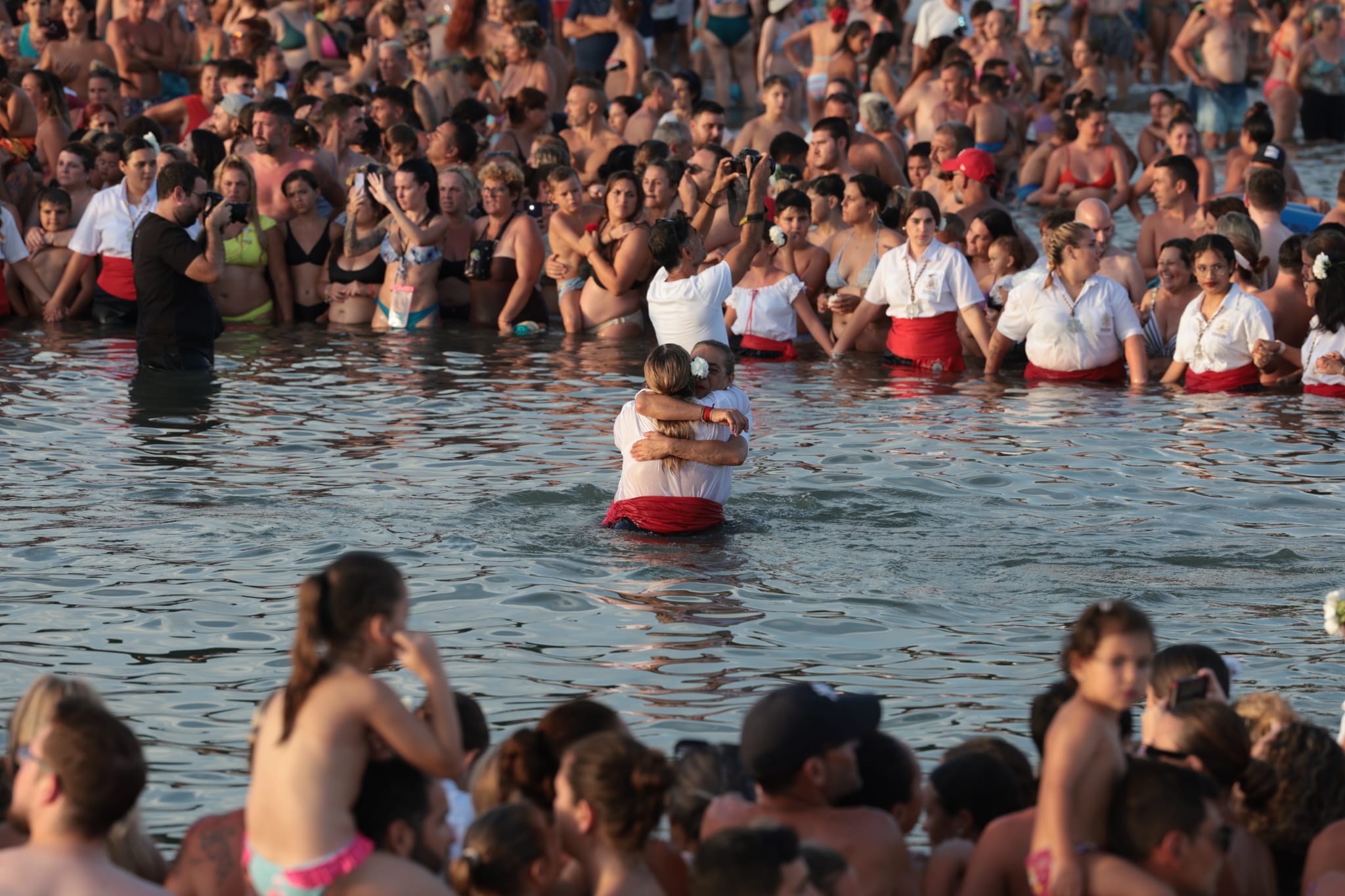 Cientos de devotos esperan en el agua a la Virgen del Carmen en El Palo.