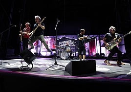 Hombres G, durante el primer tramo de su concierto en Fuengirola.