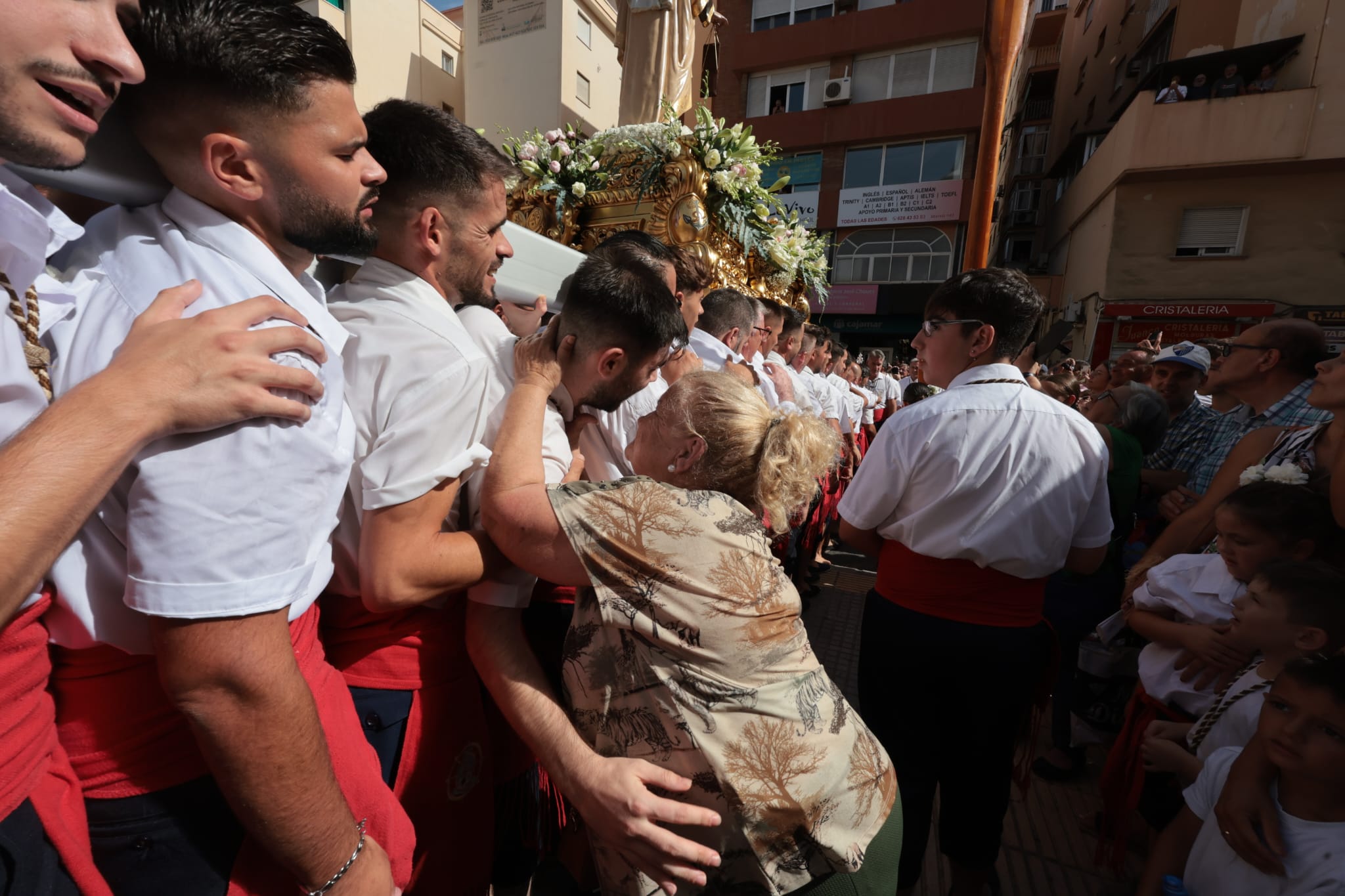 La Virgen del Carmen ha recorrido este domingo las calles del barrio de El Palo