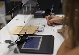 Correos abre este domingo 53 oficinas en Andalucía para agilizar el voto por correo