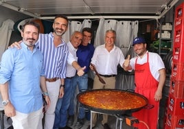 Bendodo, Fernández Pacheco, Carmona y Fernández junto a trabajadores de un chiringuito en Sabinillas.