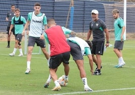 Los jugadores del Málaga y Pellicer, en un reciente entrenamiento.
