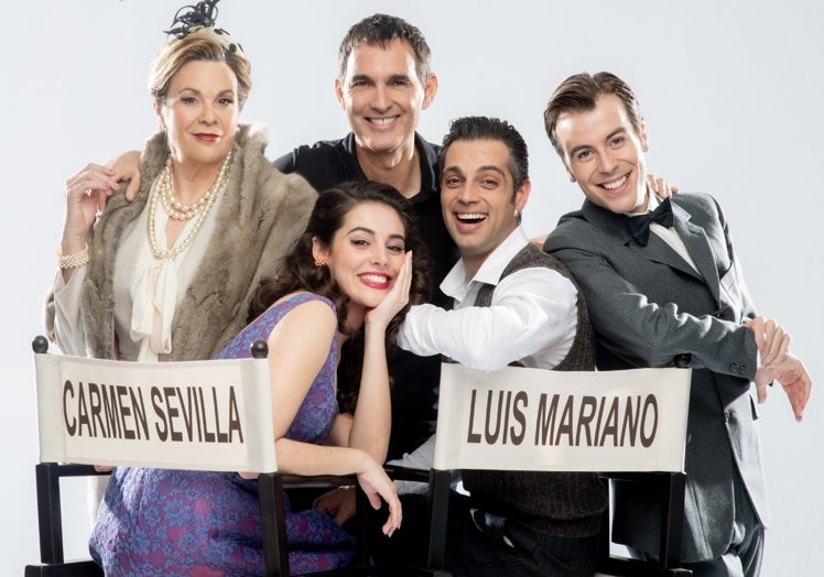 Juan Carlos Rubio, en el centro, con el elenco.