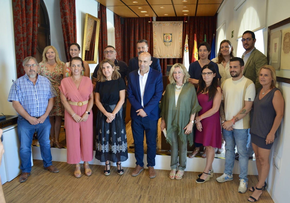 Rocío Blanco, Carmen Sánchez y Manuel Almohalla, junto al equipo de gobierno de Archidona.