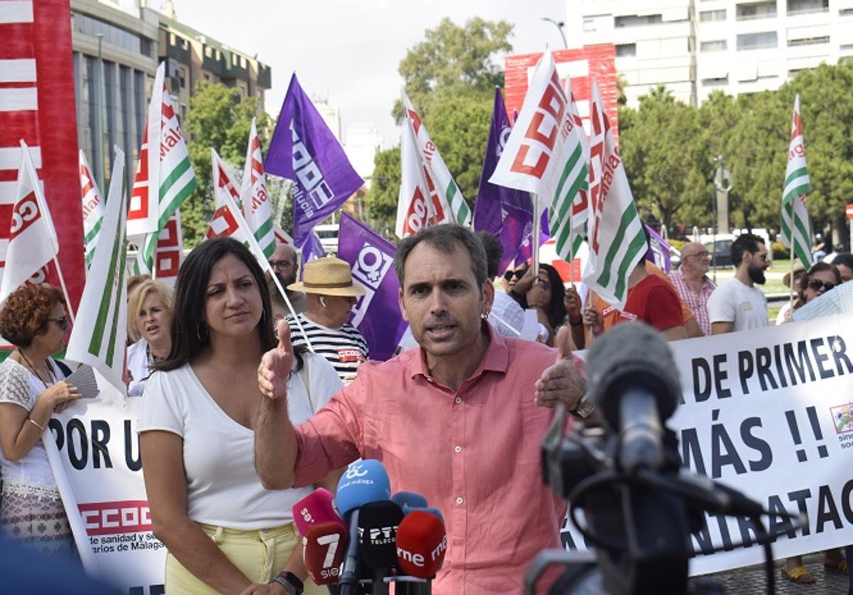 Toni Valero y Mar González en la protesta de los sanitarios, este lunes.