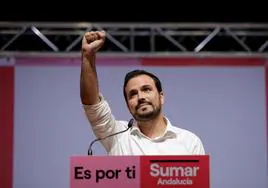 Alberto Garzón se despidió en el Palacio de Ferias de la misma manera que llegó hace doce años: puño en alto.