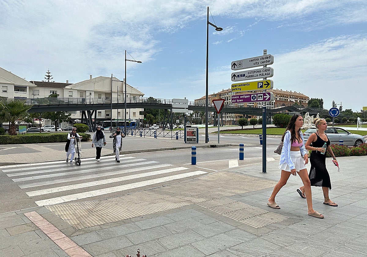 Paso de peatones en el bulevar de San Pedro Alcántara.