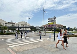 Paso de peatones en el bulevar de San Pedro Alcántara.
