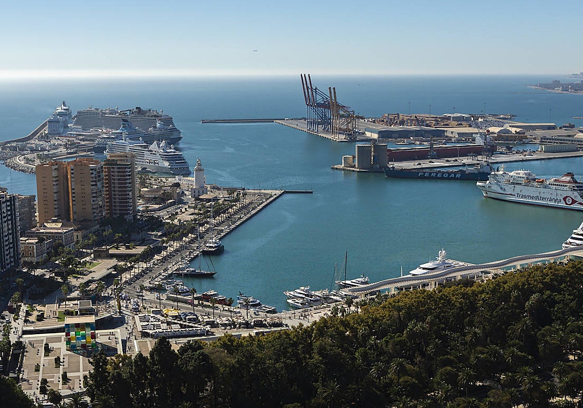 Vista panorámica del puerto de Málaga.