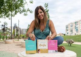 Laura Chica posa para SUR con varios de sus libros: 'Autoamor', 'Confía' y '365 citas contigo'