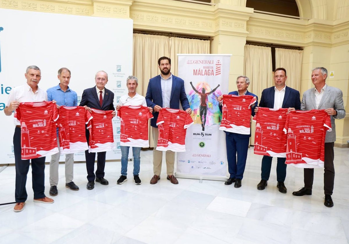 Organizadores, patrocinadores, políticos y atletas, ayer en el Ayuntamiento durante la presentación.