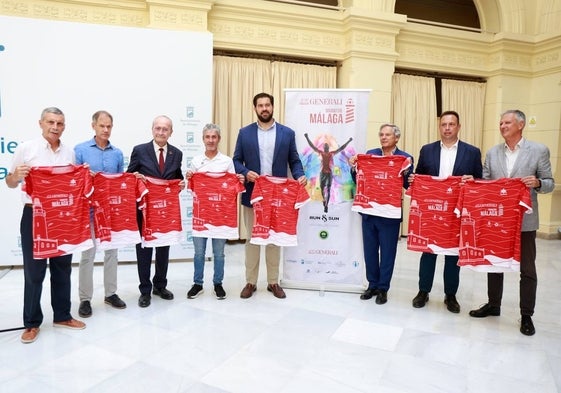 Organizadores, patrocinadores, políticos y atletas, ayer en el Ayuntamiento durante la presentación.