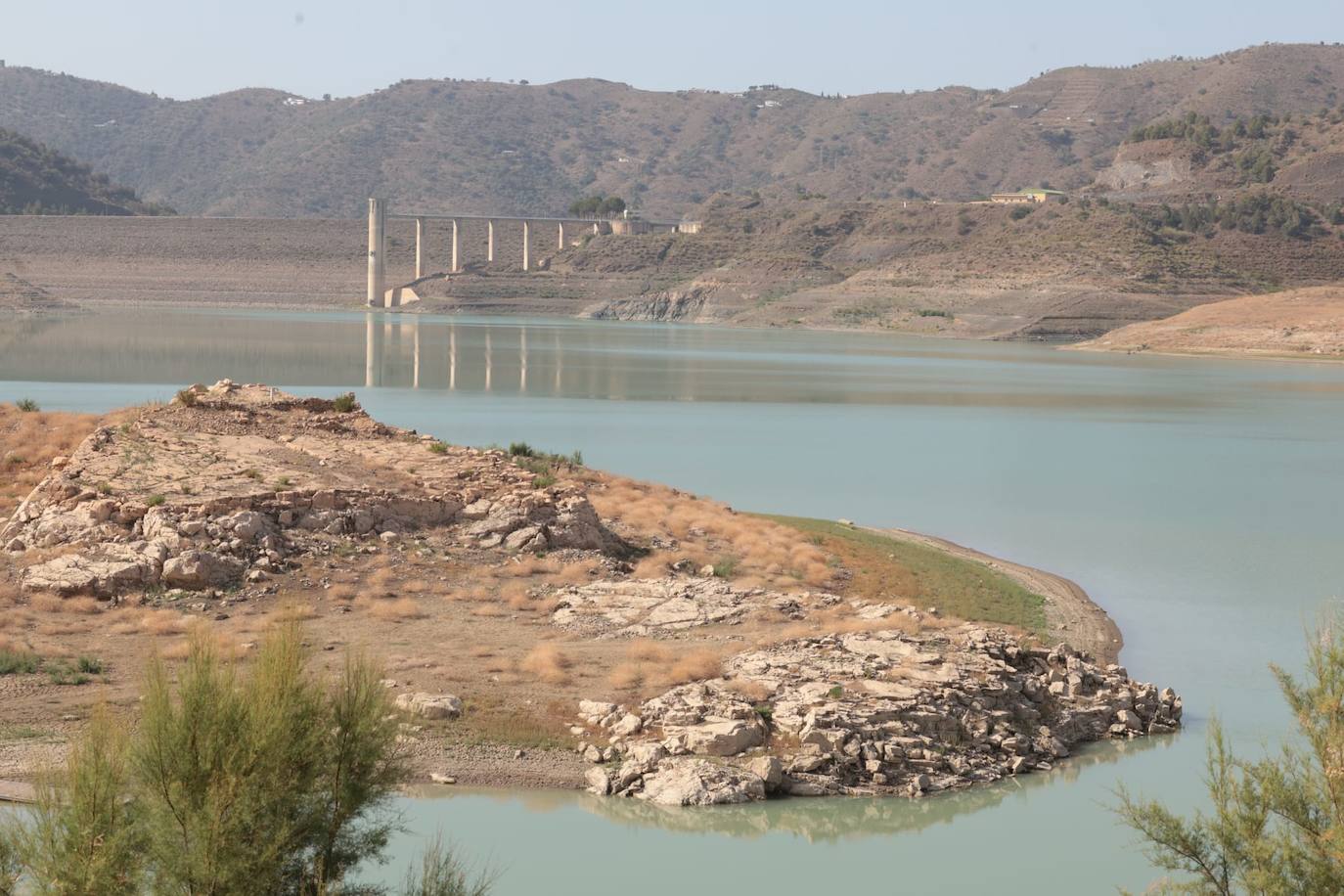 El estado crítico del embalse de La Viñuela, en imágenes