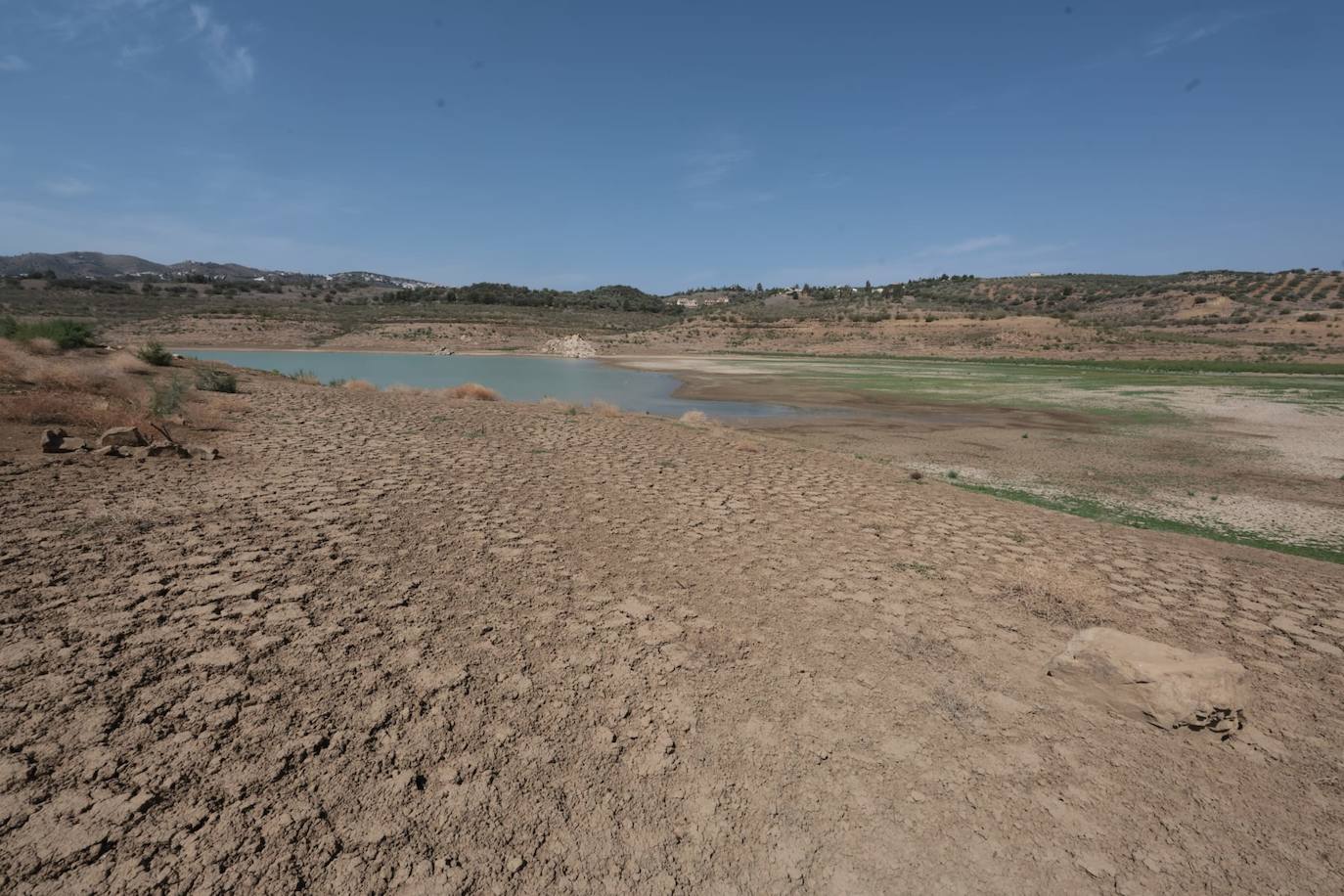 El estado crítico del embalse de La Viñuela, en imágenes