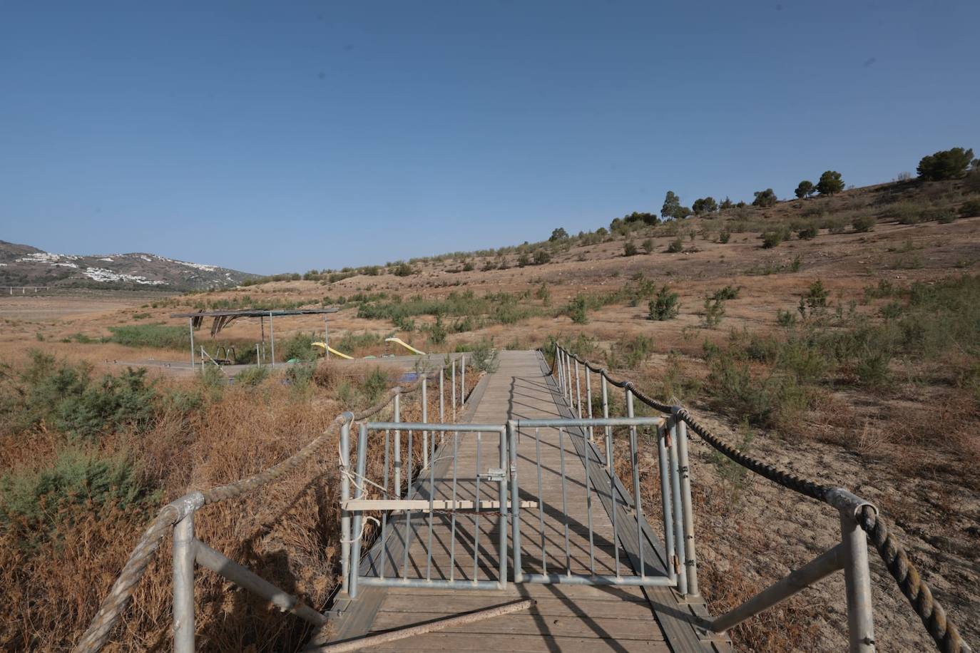 El estado crítico del embalse de La Viñuela, en imágenes