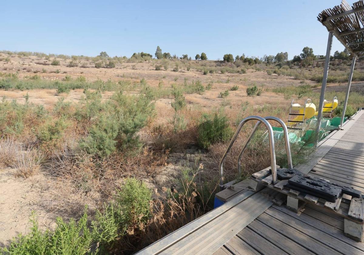 El estado crítico del embalse de La Viñuela, en imágenes