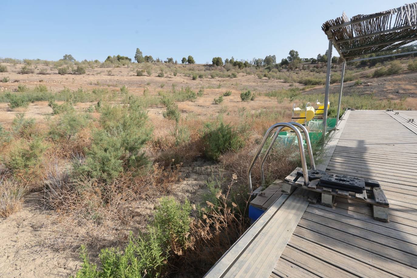 El estado crítico del embalse de La Viñuela, en imágenes