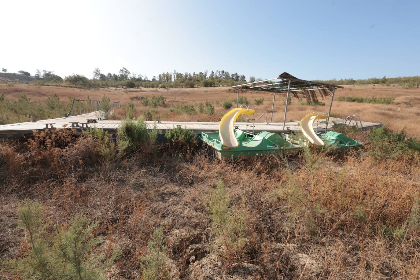 El estado crítico del embalse de La Viñuela, en imágenes