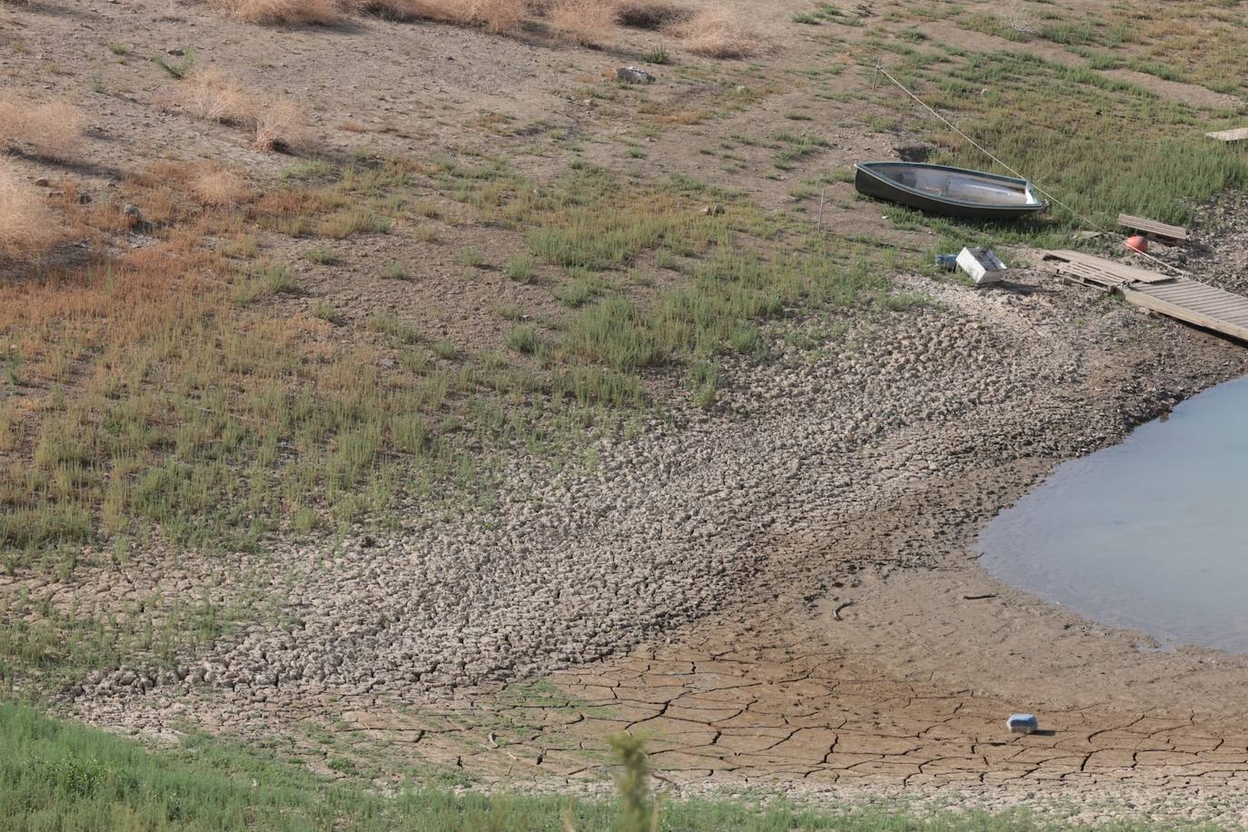 El estado crítico del embalse de La Viñuela, en imágenes