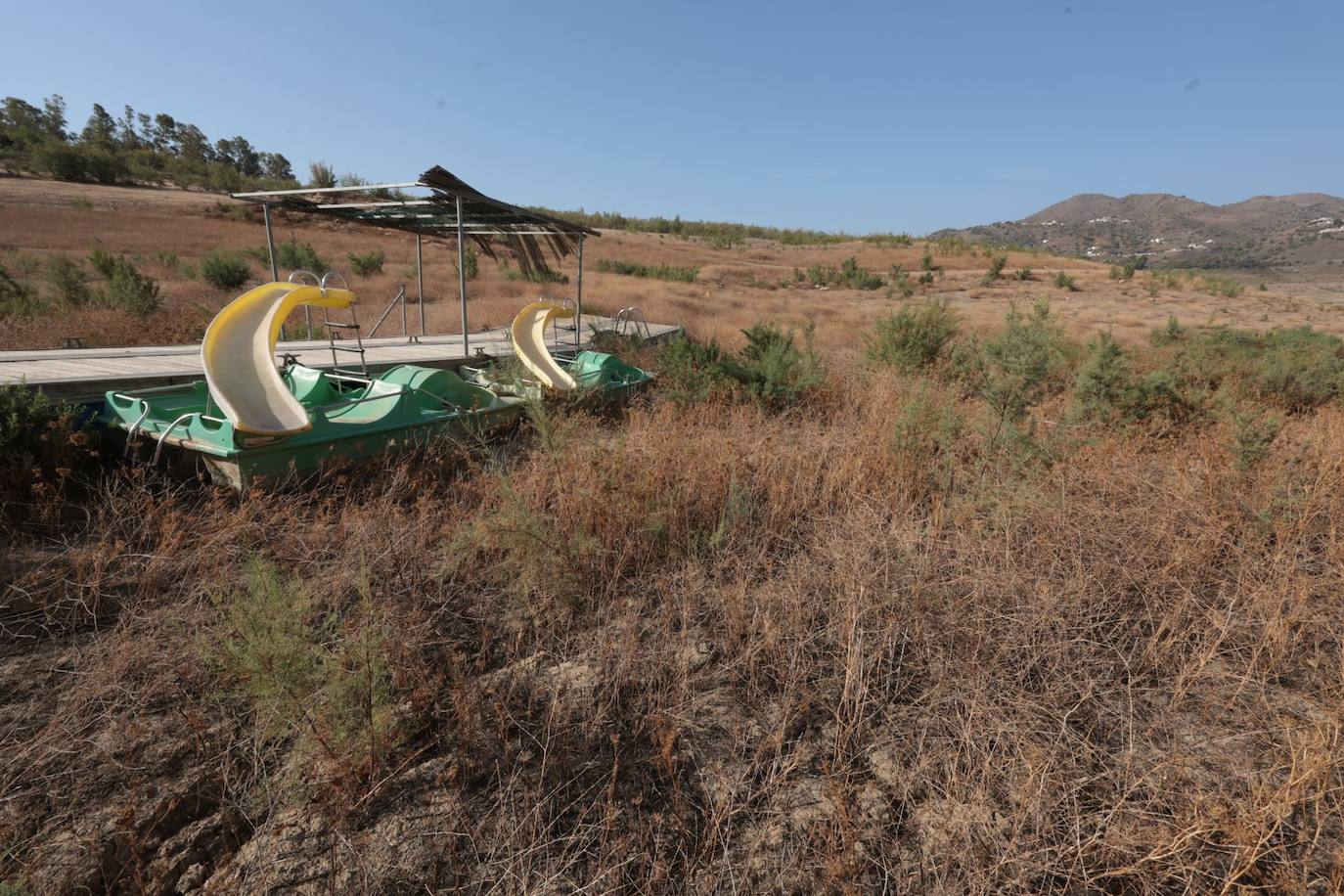 El estado crítico del embalse de La Viñuela, en imágenes