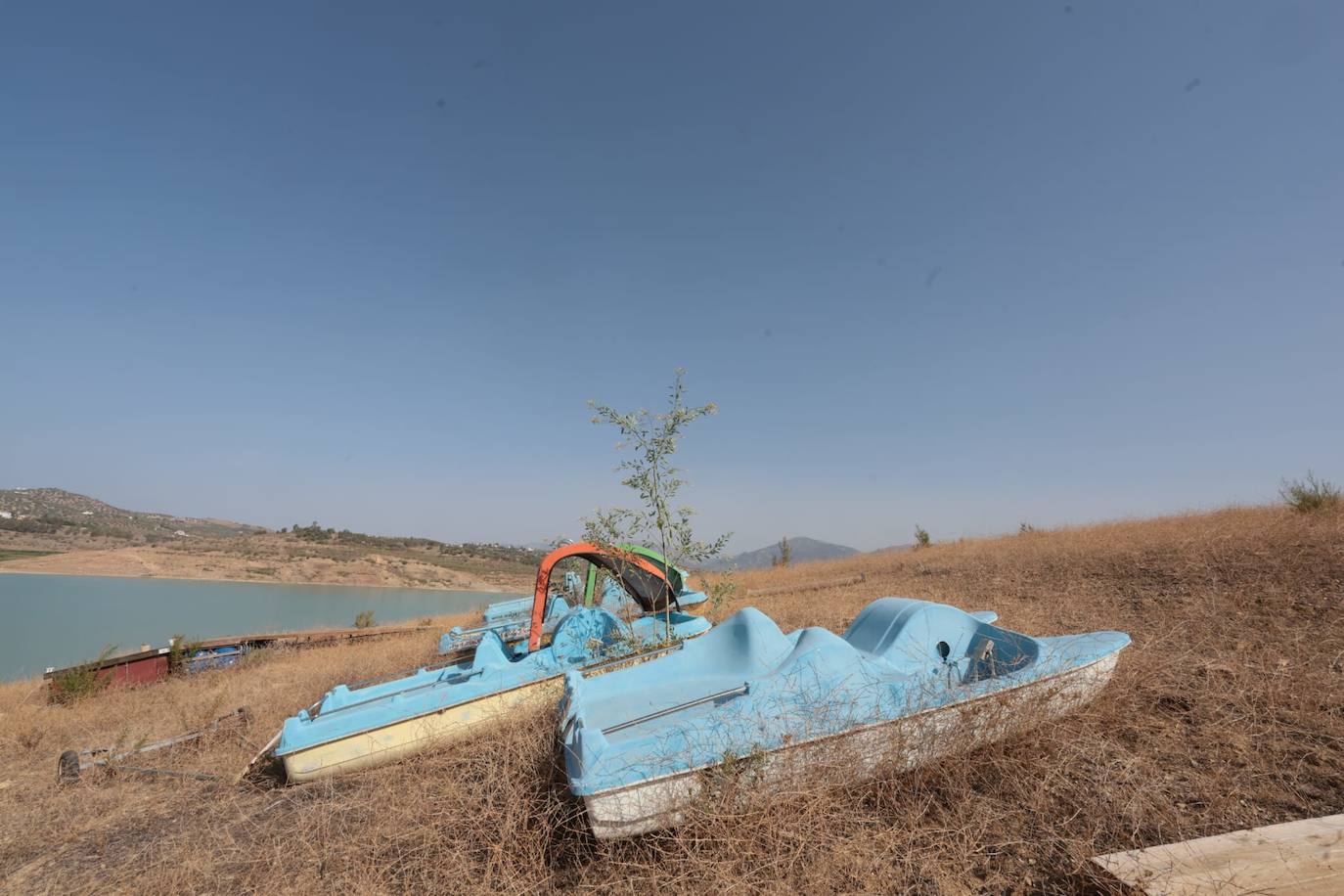 El estado crítico del embalse de La Viñuela, en imágenes