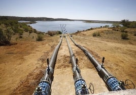 Tuberías en el pantano cordobés de Santa Olalla, cuya agua fue declarada no apta para el consumo .