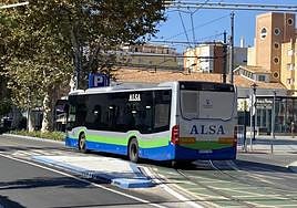 Imagen de un autobús urbano circulando por Torre del Mar.
