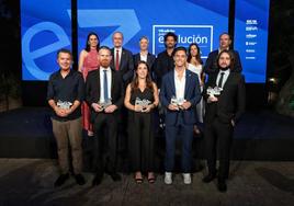 Galardonados, patrocinadores de los Premios y participantes en la gala de ayer, junto al alcalde.