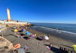 Imagen de la playa situada junto al Faro de Torrox.