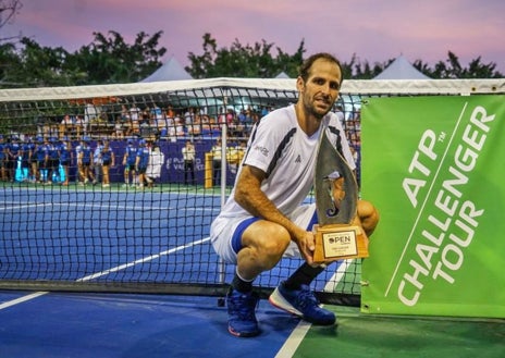 Imagen secundaria 1 - Menéndez, en el US Open de 2017, cuyo cuadro final jugó (arriba); como campeón del Challenger de Puerto Vallarta (2018) y, sobre estas líneas, compitiendo en el de Marbella.