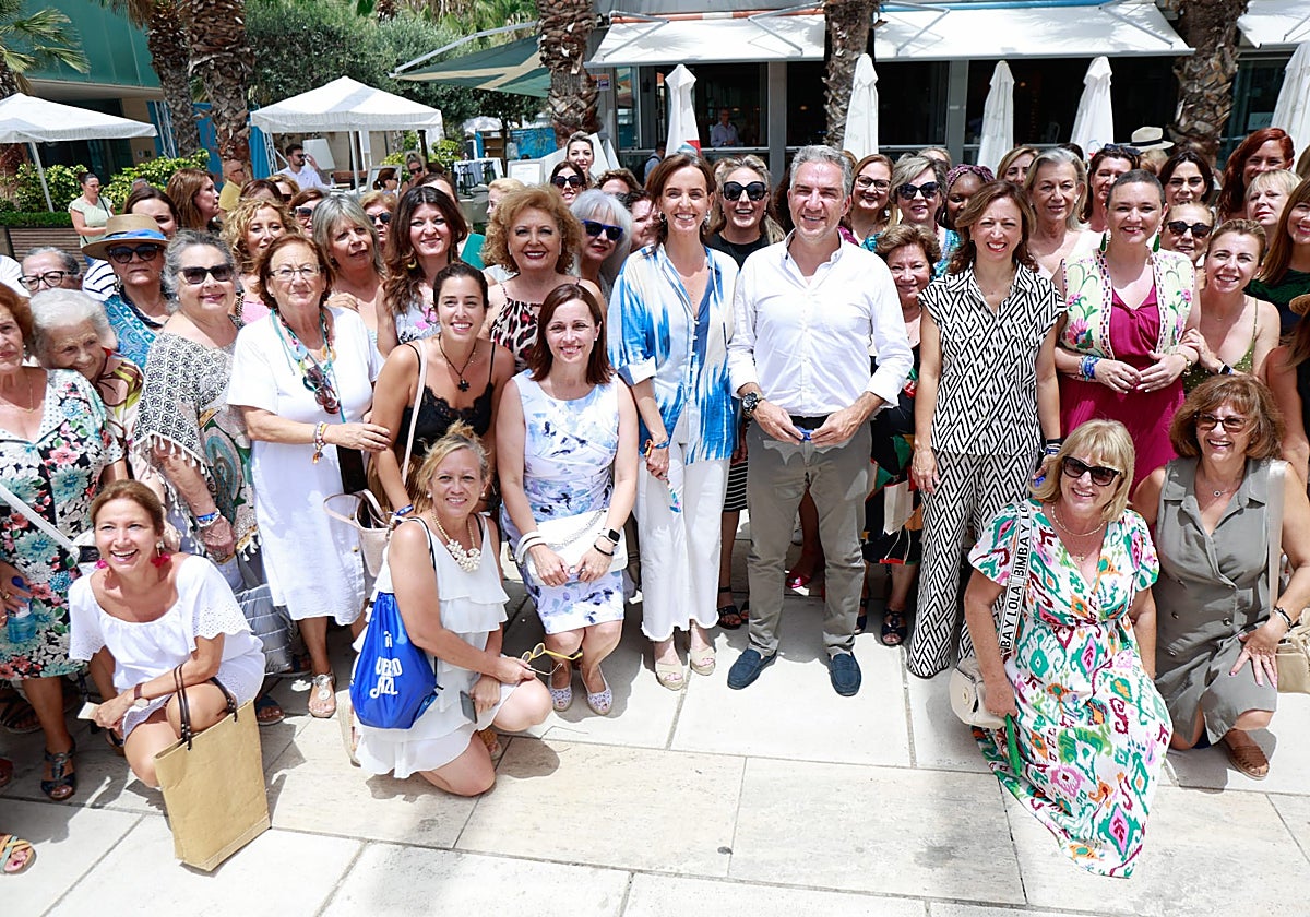 Carmen Fúnez, Elías Bendodo y Patricia Navarro junto a cargos populares y representantes de colectivos feministas.