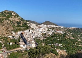 Imagen del casco urbano de Frigiliana, con las zonas de cultivo de subtropicales.