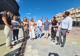 El ministro Albares, junto a otros representantes del PSOE, en Benalmádena.