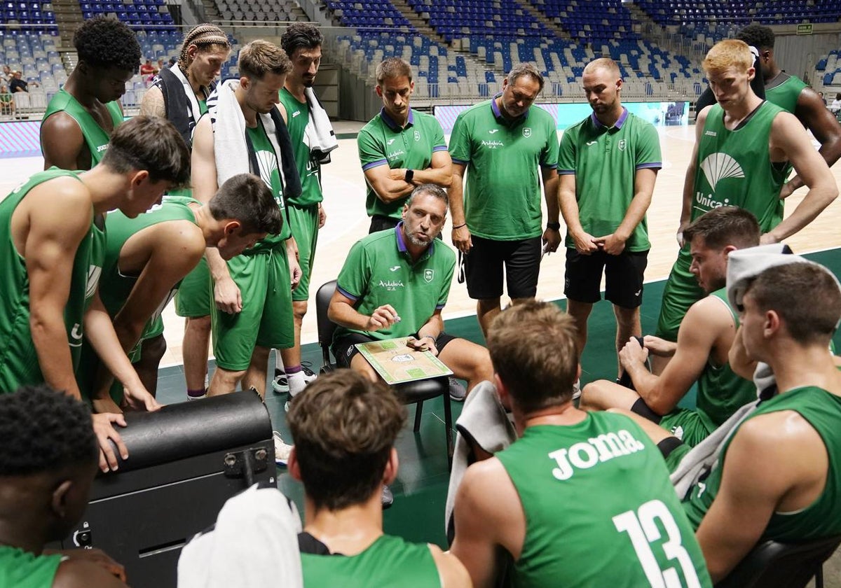 Ibon Navarro da instrucciones en un encuentro de la pretemporada del verano pasado.