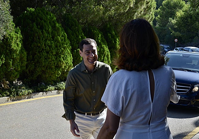 Juanma Moreno saluda a Toñi Ledesma en su llegada al acto de cierre de campaña.