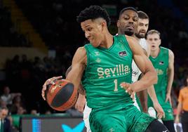 Tyson Pérez defendido por Ejim en el partido entre el Betis y el Unicaja.