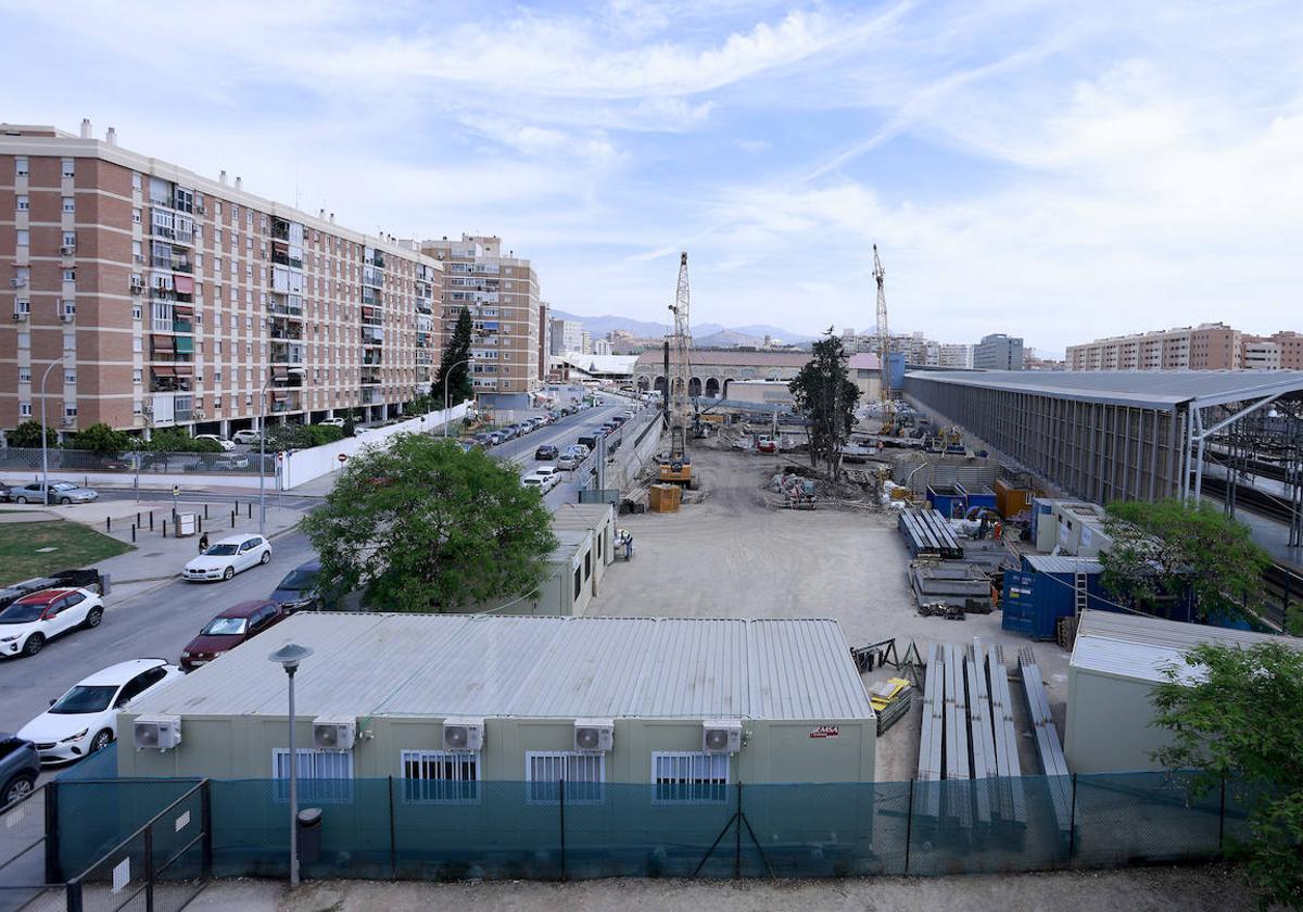 Obras de construcción de viviendas y oficinas junto a la estación.