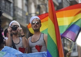 Dos hombres con la bandera del coletivo LGTBI.