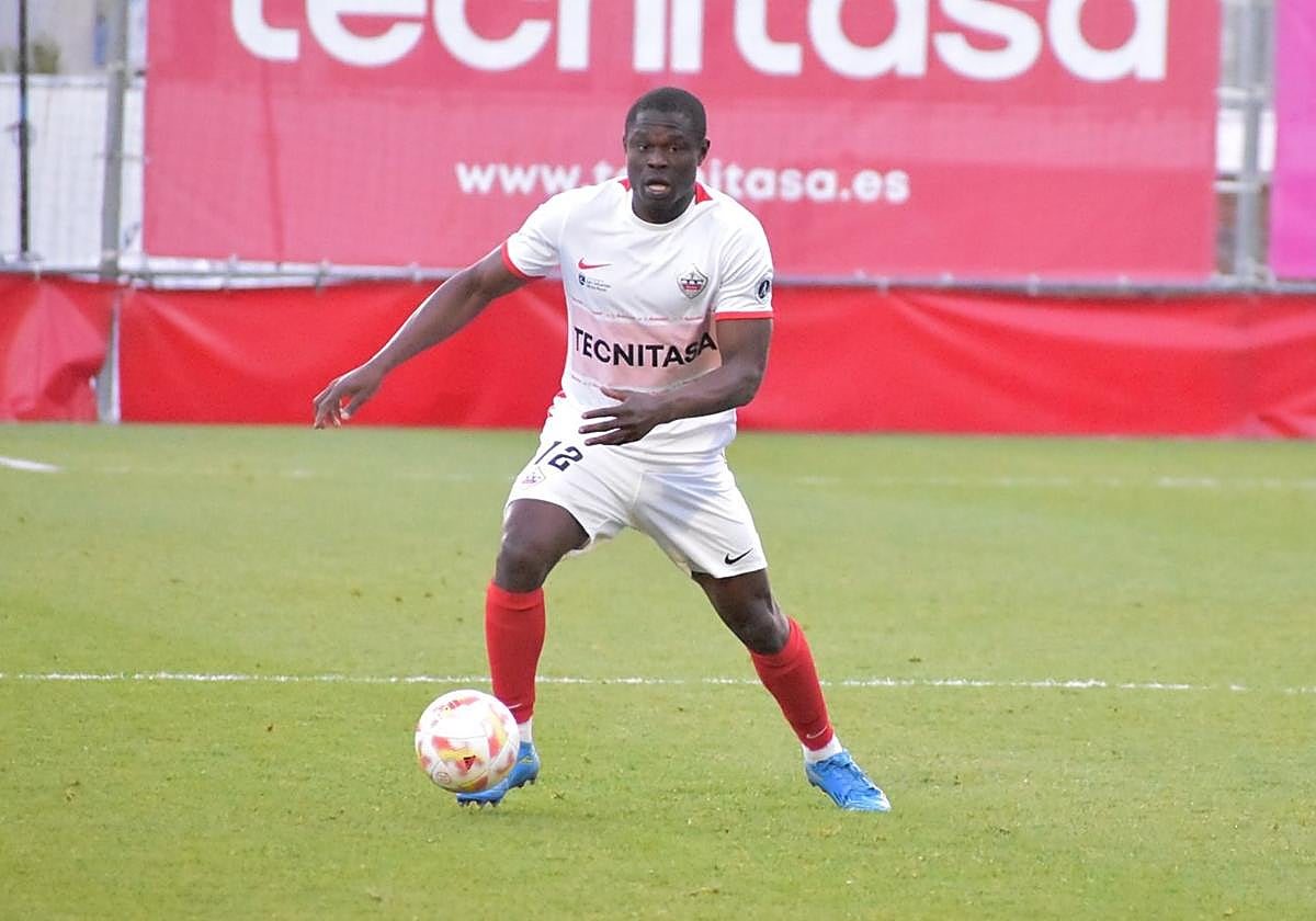 Franck Fomeyem en un partido la pasada temporada con el Sanse.