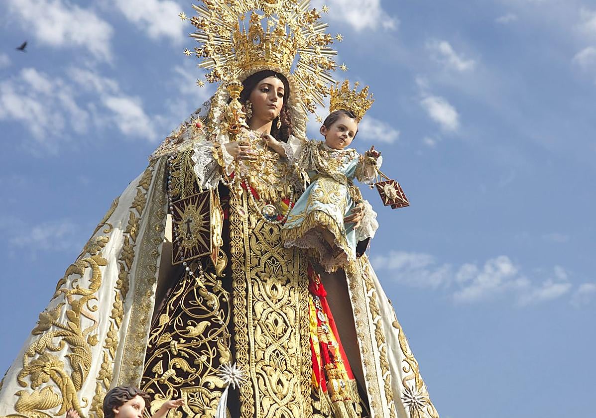 La Virgen del Carmen de El Perchel procesiona este sábado desde la Catedral.