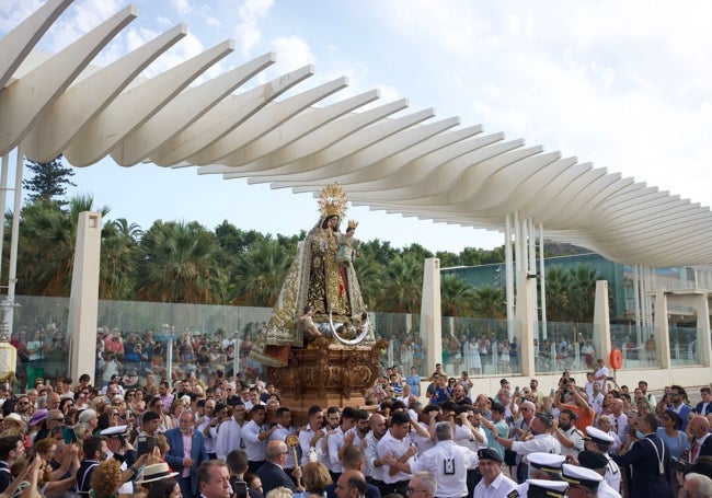 La imagen, en el Palmeral de las Sorpresas, del Muelle, antes de embarcar.