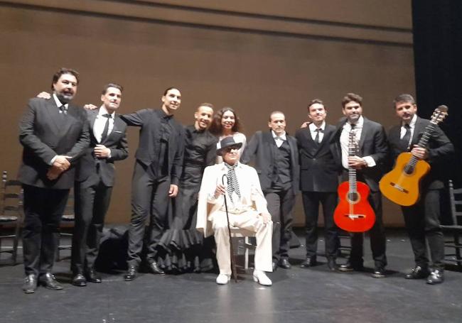 El gran Carrete, sentado y vestido de blanco impoluto, con su grupo en el escenario londinense: