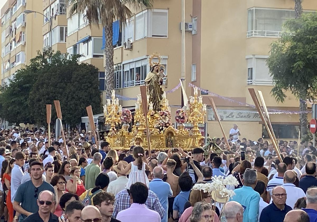 Cientos de personas han acompañado a la Virgen en su recorrido por el barrio.